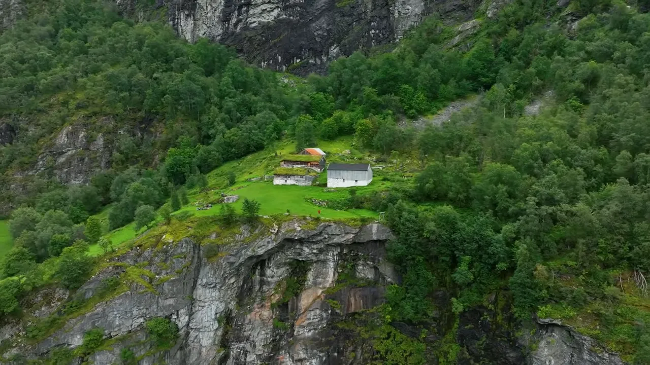 Skageflå Farm: A Historic Hike